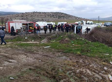 Tokat’ta öğrencileri taşıyan minibüsle otomobil çarpıştı: 6 öğrenci yaralı