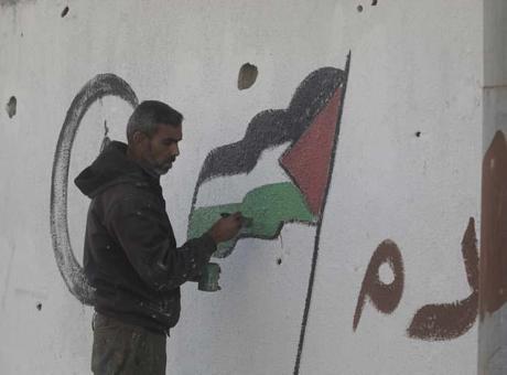 Filistinli Hani, İsrail saldırılarında yıkılan evlerin duvarlarına Ramazan ayı için resimler çiziyor