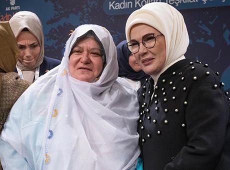 Emine Erdoğan: Hala mücadele etmemiz, aşmamız gereken bir ön yargı bariyeri var