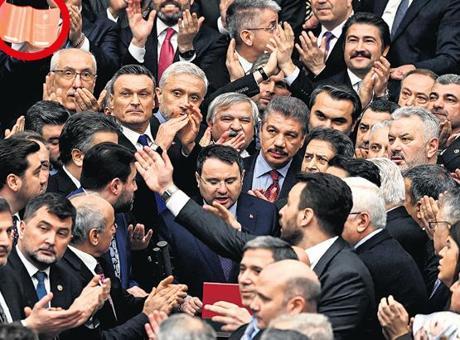 Meclis’te kavgalı yemin