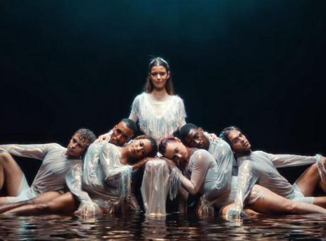 Beren Saat’ten sürpriz hamle: İlk şarkısı CapitaliZoo yayında!