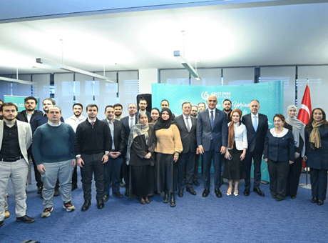 Bakan Ersoy Berlin'de Yunus Emre Türk Kültür Merkezi'ni ziyaret etti