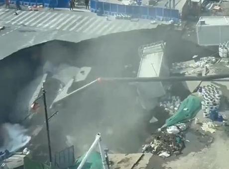 Metro inşaatının olduğu güzergahtaki kavşak çöktü! Dev çukur, caddeyi yuttu