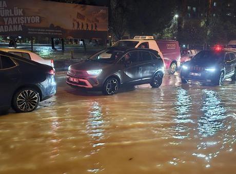 Adana'da sağanak hayatı felç etti! Caddeler göle döndü, araçlar mahsur kaldı