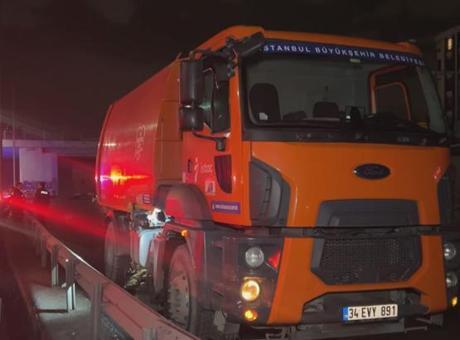 Küçükçekmece’de belediye temizlik aracına çarpan motosikletteki 2 kişi öldü