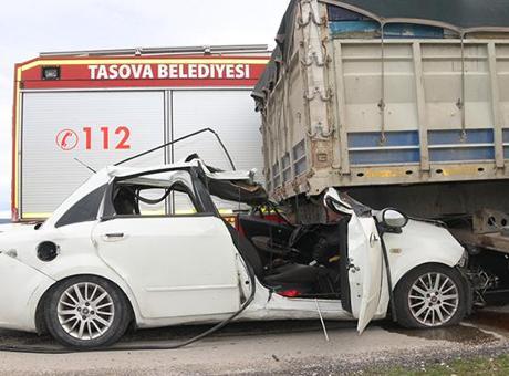 Amasya'da feci kaza! TIR'a çarpan otomobildeki 2 kişi öldü