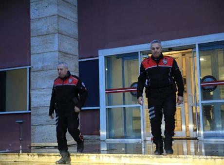 İkiz polisler son anonsu omuz omuza yaptı! Aynı anda başladılar, aynı anda veda ettiler