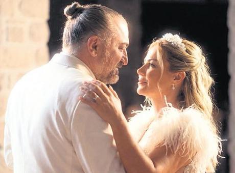 Büyük aşkını sesiyle teselli etti