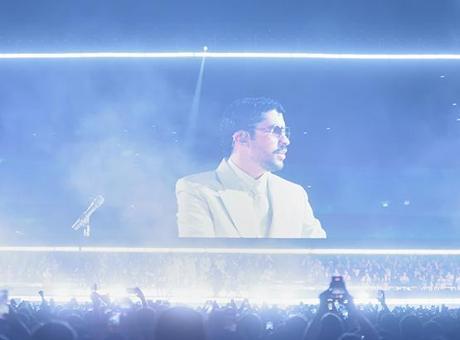Bad Bunny çılgınlığı! Konserine on binlerce kişi katıldı
