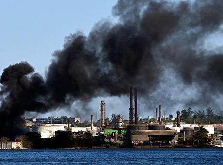 Petrol krizi yaşayan Küba'da rafineride korkutan yangın! Bölgeden dumanlar yükseliyor