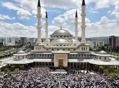 Külliye’den iftar yayını