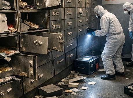 'Gizemli sıvı' ile banka soygunu! Havalandırmadan girip 14 kasayı patlattılar