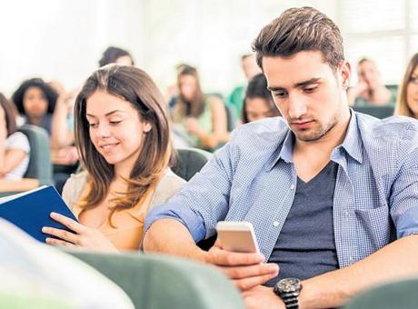 15 dakikada dersten kopuyorlar: Akademide sabır alarmı