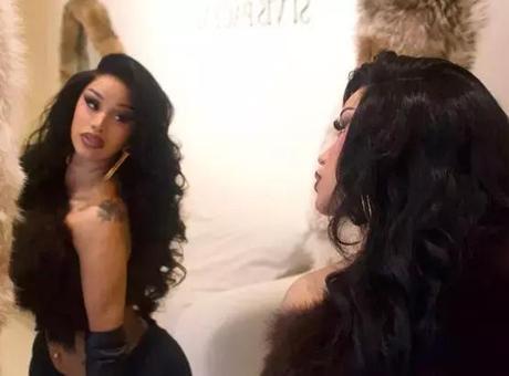 Sahnede talihsiz an: Dünyaca ünlü şarkıcı yere kapaklandı