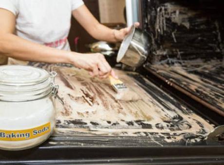 Fırını temizliyor! Kabartma tozunu keke değil sirkeye koyun: 12 saate yenileniyor