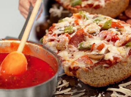 Bayat ekmeklerden pizza yapılıyormuş! Kahvaltıya ve çaya hazır: Sosla-süsle-pişir