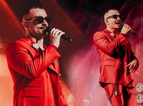 Gökhan Türkmen konserinde tarihi an: 17 kişi aynı anda diz çöküp evlilik teklifi etti