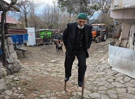 Babasından öğrendi, 70 yıldır 'ayakcak'tan inmiyor! 'Bu geleneği devam ettirmezler'