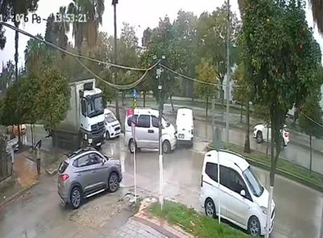 Adana’da bulvar kabusu: 1,5 yılda 25 kaza kamerada, esnaf çözüm istiyor