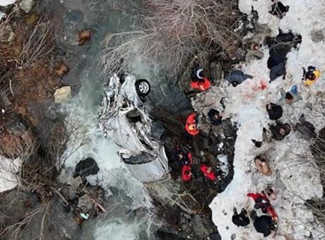 Bitlis'te otomobil dereye uçtu: 3 ölü, 5 yaralı