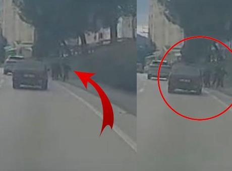 Bursa'da dehşet anları: Sürücü otomobili kaldırımdaki çocukların üzerine sürdü