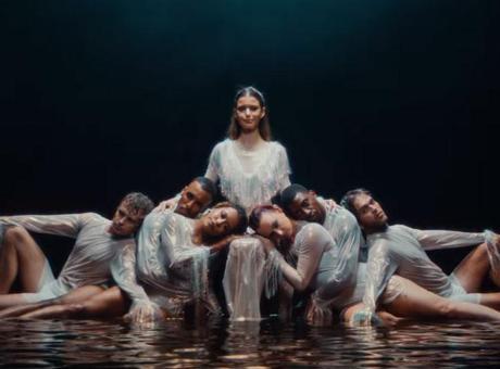 Beren Saat müzik dünyasına hızlı giriş yaptı! 'CapitaliZoo’ trendleri salladı