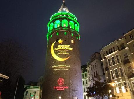 Galata Kulesi'nde ramazan ışığı! Tarihi kulede ramazan atmosferi yansıtılıyor