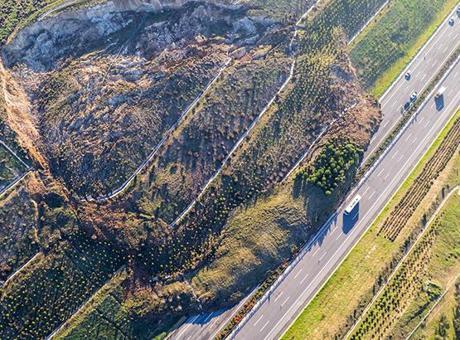 İstanbul-İzmir Otoyolu’nda heyelan! Bölge trafiğe kapatıldı