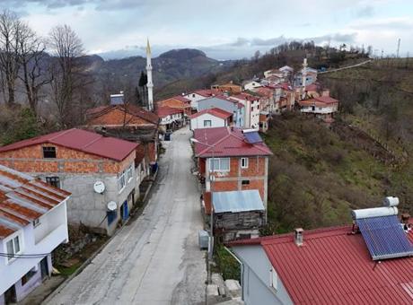 Karadeniz fıkrası gibi mahalle! Komşular bir adımla il değiştiriyor, bir dakika farkla iftar açıyor