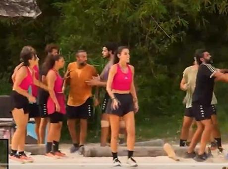 Survivor'da kavga çıktı! Birbirine giren Ramazan ve Sercan'ı arkadaşları güçlükle ayırdı