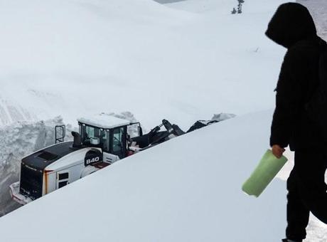 Kar kalınlığı 2 metreyi aştı! Kimse evden çıkamaz oldu