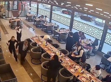 İftar saatinde restorana sahibine silahlı saldırı; olay anı kamerada