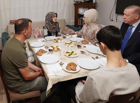 Emine Erdoğan'dan iftar sofrasına konuk oldukları Kayacık ailesine teşekkür paylaşımı