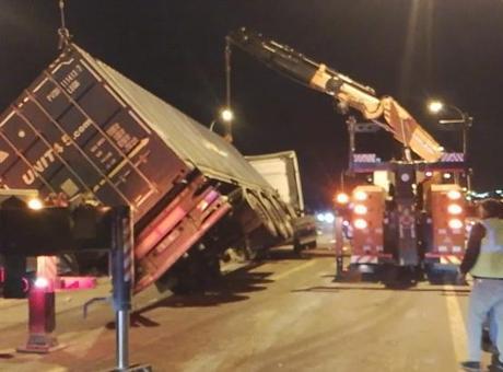 Büyükçekmece TEM Otoyolu'nda TIR devrildi; şoförü yaralandı