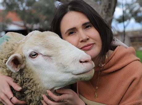 Tek bir amacı var: 2 senedir elime geçen her para ile inek, dana, koyun alıyorum