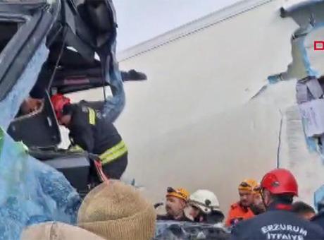 Erzurum'da sis nedeniyle zincirleme kaza! Çok sayıda yaralı var