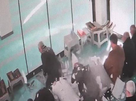Cami içinde panik! Tavan alçısı namaz sırasında cemaatin üstüne düştü