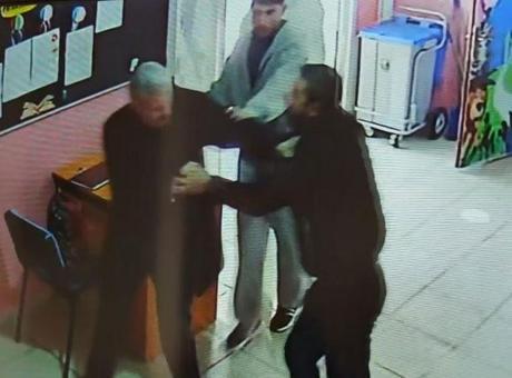 Ahlat'ta dehşete düşüren görüntü! 2 okul müdürüne saldırdı