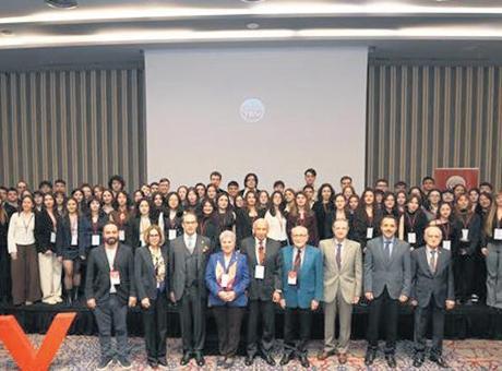 TEV’den üstün başarılı gençlere burs