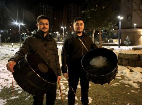 Kayseri’de iki genç sahur davulunu manilerle renklendiriyor