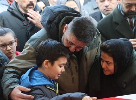 Öğrencisinin bıçakladığı Fatma öğretmen son yolculuğuna uğurlandı! Çocuğu tabutun başından ayrılmadı