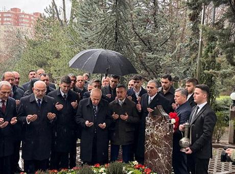 MHP lideri Bahçeli'den Türkeş'in mezarına bayram ziyareti