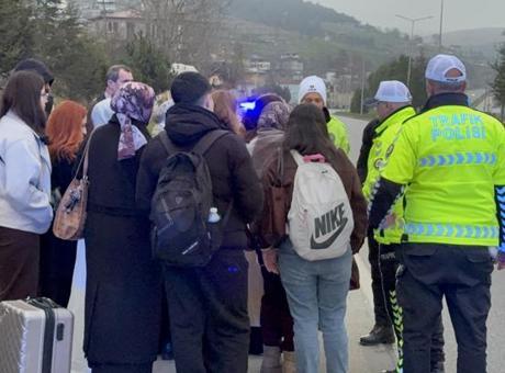 Tur minibüsü bariyerlere saplandı: 4 yaralı