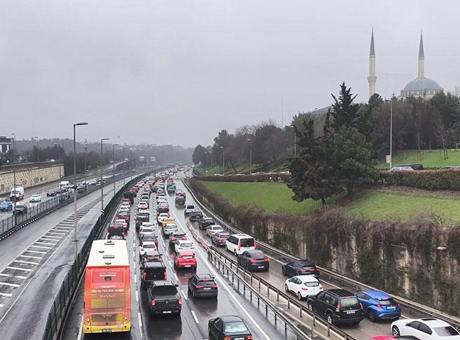 İstanbul’da bayram çilesi! Trafik durma noktasına geldi