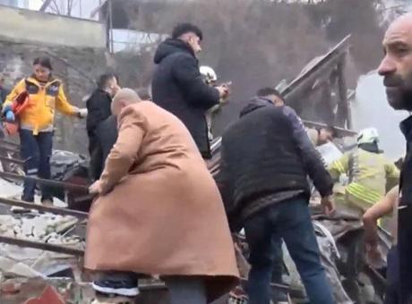 Son dakika... İstanbul Fatih'te 2 bina çöktü