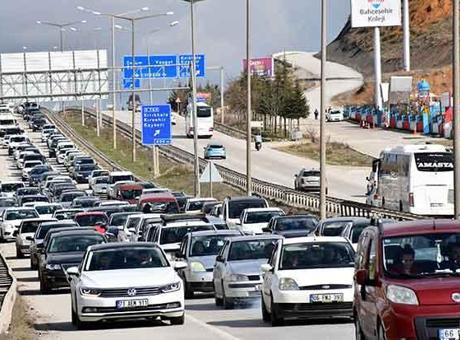 Yollarda bayram tatilinden dönüş çilesi başladı! İşte trafik yoğunluğu yaşanan bölgeler