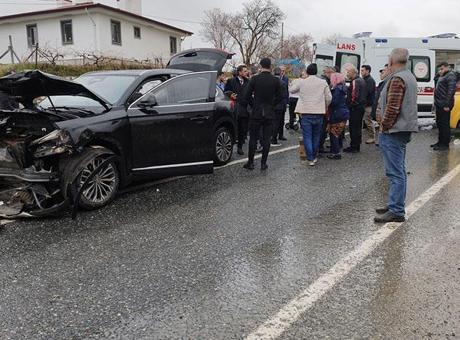 AK Parti konvoyunda kaza! 2 kişi yaralandı