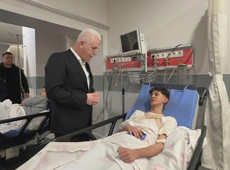 Vali Gül, Fatih'teki çöken binaların enkazından kurtarılan yaralıları ziyaret etti