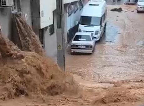 Güneydoğu’da sel alarmı! Çok sayıda ilde alarm; evler boşaltıldı, yollar göle döndü