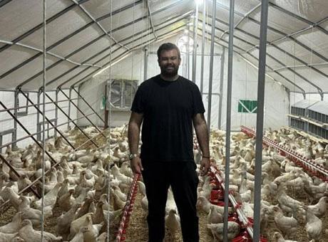 Otomobilini satıp hayali olan tavuk çiftliğini kurdu